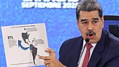 El presidente venezolano, Nicolás Maduro, señala un mapa de las Américas durante una nueva conferencia en Caracas, Venezuela, el 15 de septiembre de 2025.