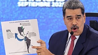 El presidente venezolano, Nicolás Maduro, señala un mapa de las Américas durante una nueva conferencia en Caracas, Venezuela, el 15 de septiembre de 2025.