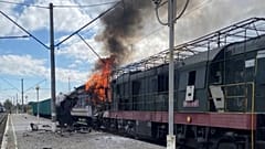 یک قطار مسافری در پی حمله پهپاد روسیه به یک ایستگاه راه آهن در شوستکا، منطقه سومی، اوکراین، شنبه، 4 اکتبر 2025، در آتش گرفتار شد. 