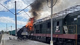 Um comboio de passageiros em chamas após o ataque de um drone russo a uma estação ferroviária em Shostka, na região de Sumy, na Ucrânia, no sábado, 4 de outubro de 2025. 