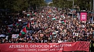 معترضان در جریان یک راهپیمایی طرفدار فلسطین در همبستگی با ناوگان جهانی سومود پس از توقیف کشتی‌ها توسط نیروی دریایی اسرائیل، در بارسلونا، اسپانیا، شنبه ۴ اکتبر ۲۰۲۵