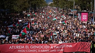 معترضان در جریان یک راهپیمایی طرفدار فلسطین در همبستگی با ناوگان جهانی سومود پس از توقیف کشتی‌ها توسط نیروی دریایی اسرائیل، در بارسلونا، اسپانیا، شنبه ۴ اکتبر ۲۰۲۵