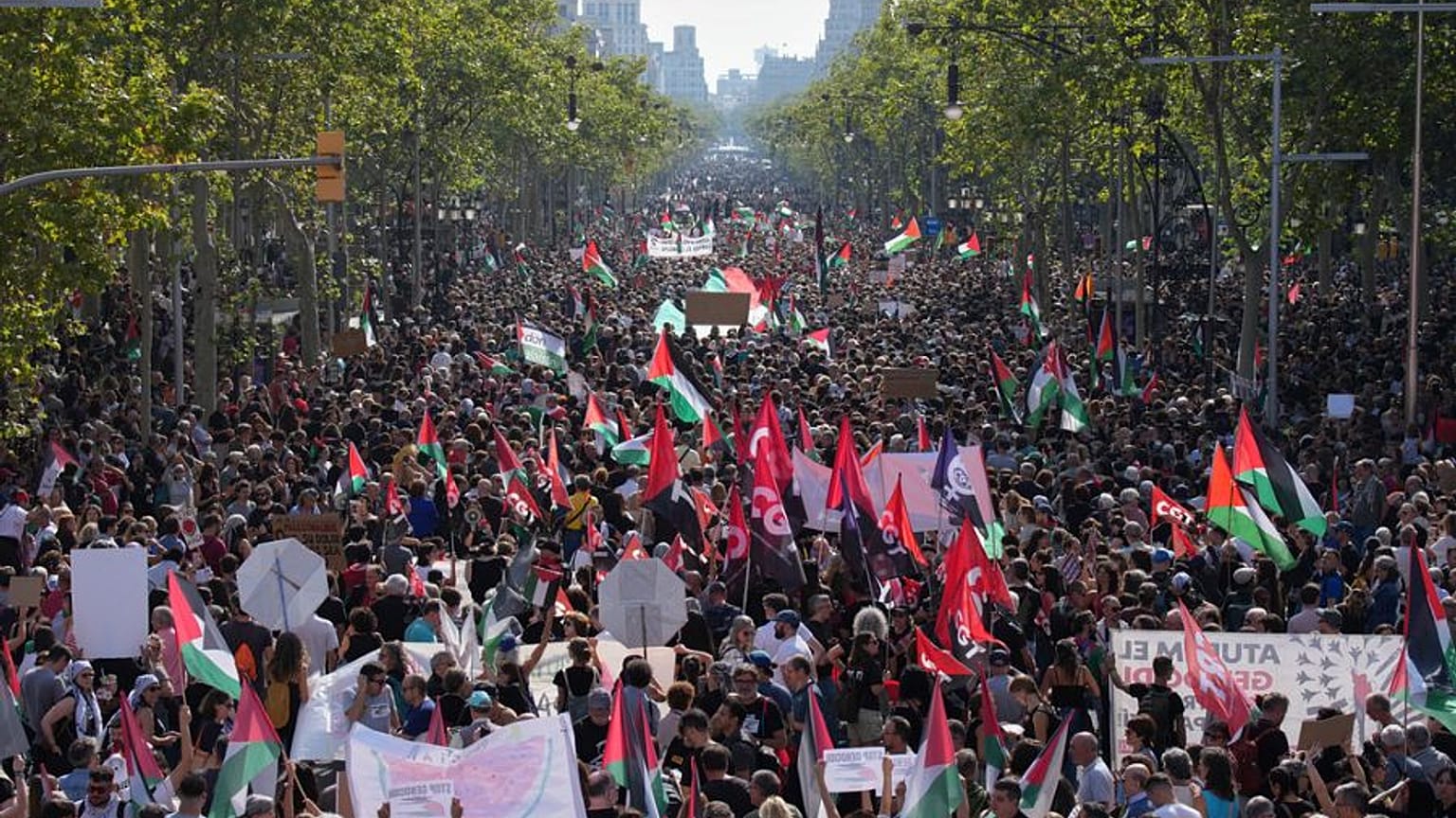 متظاهرون مؤيدون للفلسطينيين يتظاهرون في برشلونة، إسبانيا، السبت 4 أكتوبر/تشرين الأول 2025، تضامنًا مع أسطول الصمود العالمي بعد اعتراض البحرية الإسرائيلية سفنه.