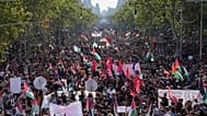 متظاهرون مؤيدون للفلسطينيين يتظاهرون في برشلونة، إسبانيا، السبت 4 أكتوبر/تشرين الأول 2025، تضامنًا مع أسطول الصمود العالمي بعد اعتراض البحرية الإسرائيلية سفنه.