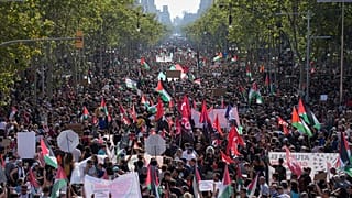 متظاهرون مؤيدون للفلسطينيين يتظاهرون في برشلونة، إسبانيا، السبت 4 أكتوبر/تشرين الأول 2025، تضامنًا مع أسطول الصمود العالمي بعد اعتراض البحرية الإسرائيلية سفنه.