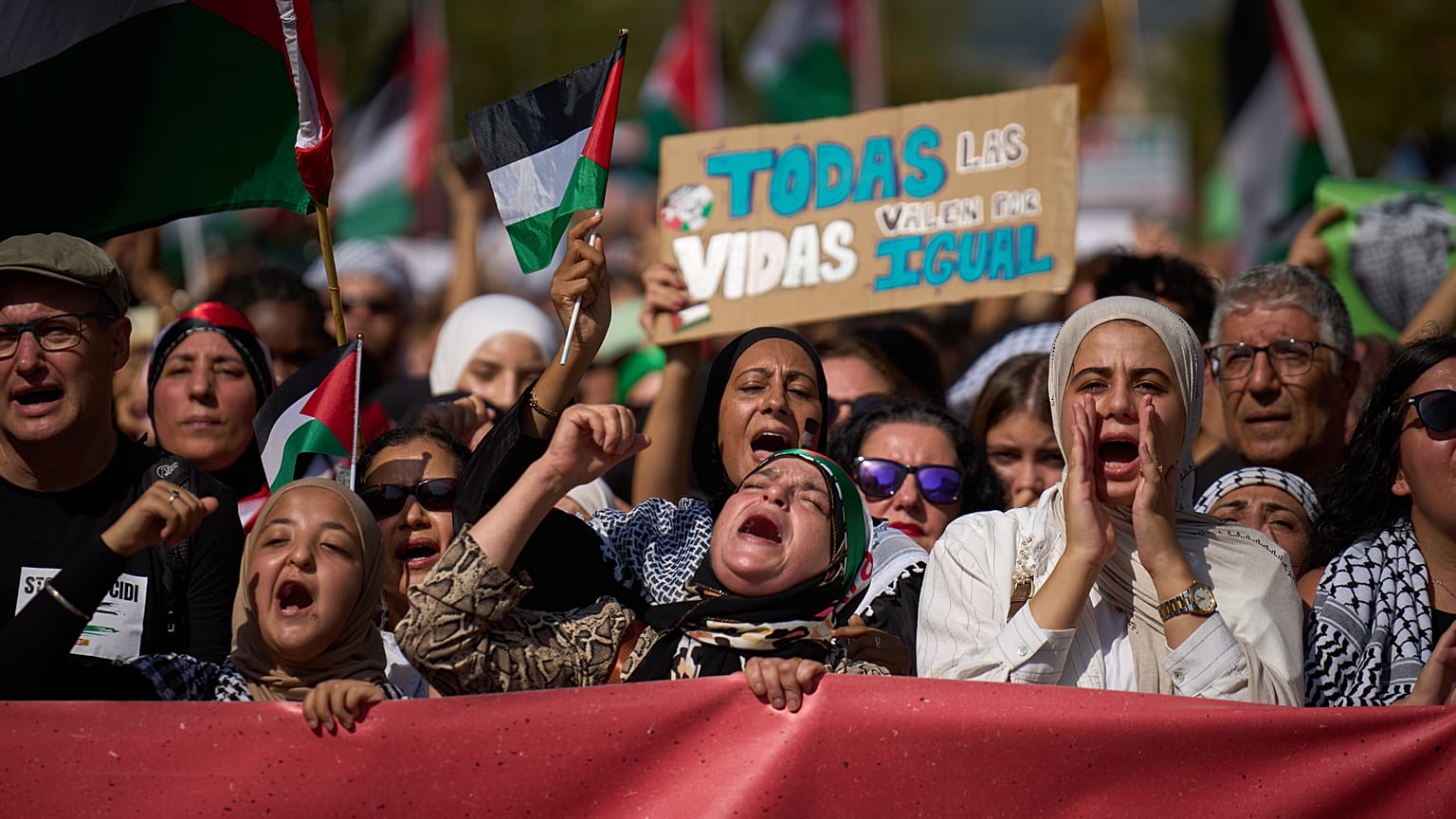 Manifestantes corean consignas mientras marchan durante una manifestación en solidaridad con la Flotilla Global Sumud tras la interceptación de barcos.