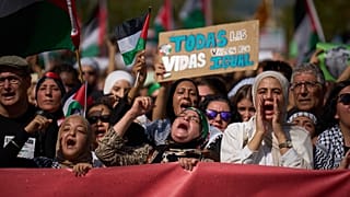 Manifestantes corean consignas mientras marchan durante una manifestación en solidaridad con la Flotilla Global Sumud tras la interceptación de barcos.