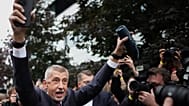 Der Vorsitzende der Oppositionsbewegung "ANO" (JA), Andrej Babis, trifft am Samstag, 4. Oktober 2025, in seiner Wahlkampfzentrale in Prag, Tschechische Republik, ein.  