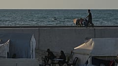 نازح فلسطيني يفر شمال غزة حاملاً أمتعته على طول الطريق الساحلي بالقرب من وادي غزة، الخميس 2 أكتوبر 2025