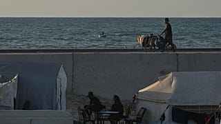 نازح فلسطيني يفر شمال غزة حاملاً أمتعته على طول الطريق الساحلي بالقرب من وادي غزة، الخميس 2 أكتوبر 2025