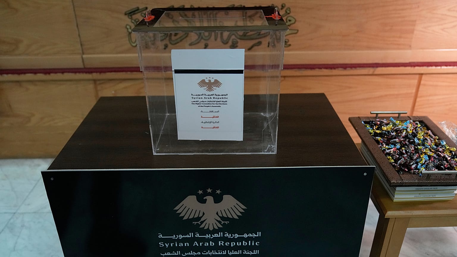 تم وضع صندوق اقتراع في مبنى محافظ اللاذقية حيث سيتم التصويت على الانتخابات البرلمانية، في مدينة اللاذقية الساحلية الأحد 5 أكتوبر 2025