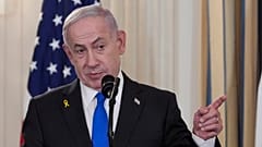 Israels Premierminister Benjamin Netanjahu spricht während einer Pressekonferenz mit Präsident Donald Trump im State Dining Room des Weißen Hauses, Montag, 29. September 2025, in 
