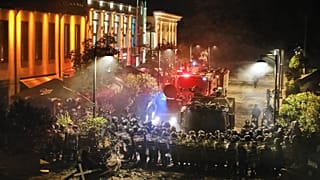 پلیس برای جلوگیری از پیشروی معترضان در جریان تجمع اپوزیسیون در مرکز تفلیس، گرجستان، شنبه ۴ اکتبر ۲۰۲۵، یک خیابان را مسدود کرد