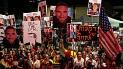 "Seal the deal" ou "Concluez l'accord", un slogan des familles des otages.