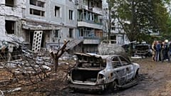 Verbrannte Autos und beschädigte Wohngebäude sind nach einem russischen Angriff in Saporischschja, Ukraine, am Sonntag, 5. Oktober 2025, zu sehen.