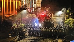 Die Polizei blockiert eine Straße, um Demonstranten während einer Kundgebung der Opposition im Stadtzentrum von Tiflis, Georgien, am Samstag, 4. Oktober 2025, am Weiterkommen zu hindern.