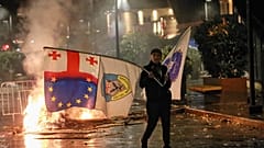 Γεωργιανός διαδηλωτής στην Τιφλίδα με την σημαία της ΕΕ