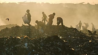 کودکان غزه به دنبال پسمانده غذا، ۳۰ سپتامبر ۲۰۲۵