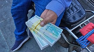 اسکناس‌های ۲ میلیون ریالی (۲۰۰ هزار تومانی) که با حذف ۴ صفر (به انگلیسی) ۲۰۰ بر روی آنها‌ درج شده است