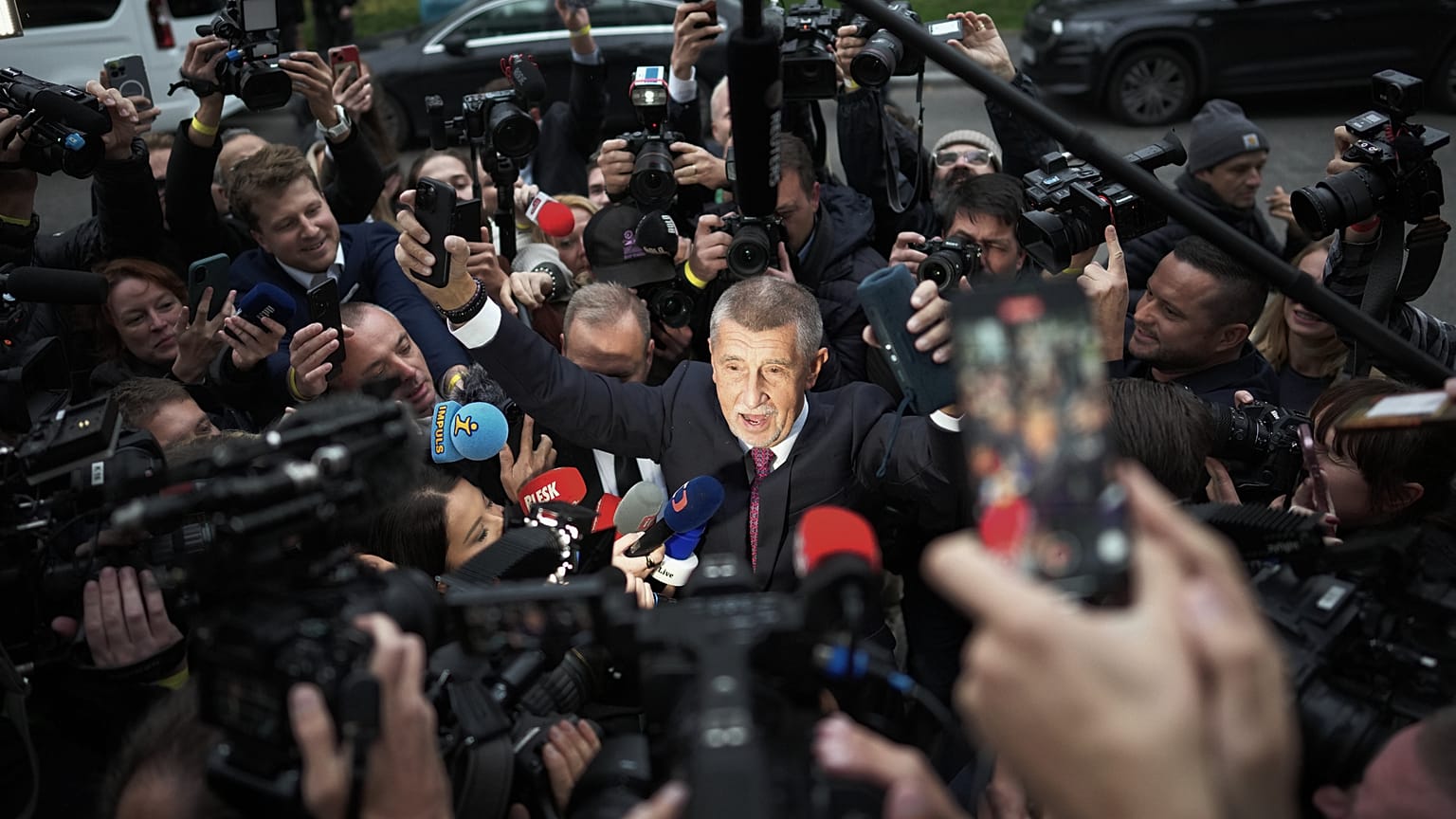 Andrej Babiš, az ellenzéki ANO mozgalom elnöke érkezik a választási központba Prágában, Csehországban, 2025. október 4-én