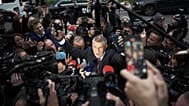 Andrej Babiš, az ellenzéki ANO mozgalom elnöke érkezik a választási központba Prágában, Csehországban, 2025. október 4-én
