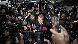 Andrej Babiš, az ellenzéki ANO mozgalom elnöke érkezik a választási központba Prágában, Csehországban, 2025. október 4-én