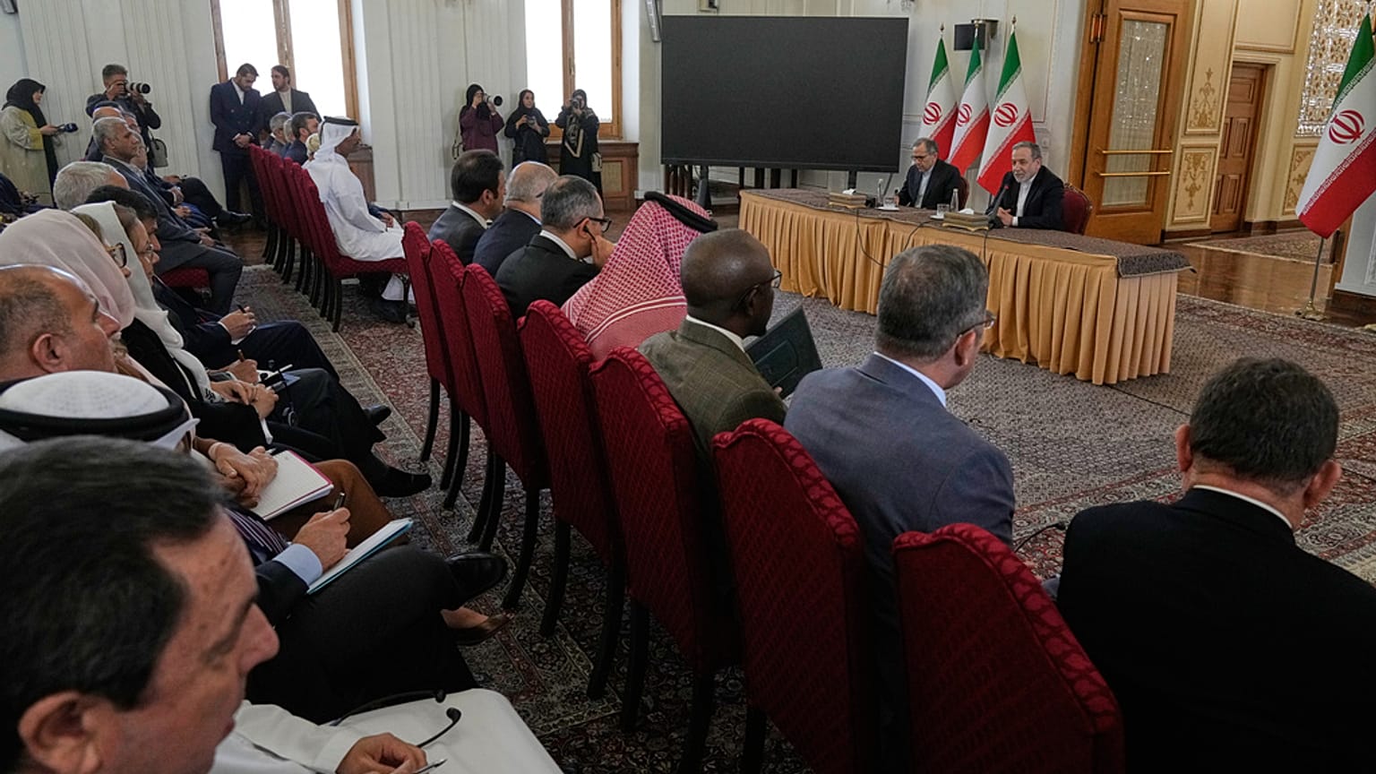 وزير الخارجية الإيراني عباس عراقجي في اجتماع مع سفراء وممثلي الدول الأجنبية في طهران، إيران، الأحد 5 أكتوبر 2025.