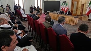 وزير الخارجية الإيراني عباس عراقجي في اجتماع مع سفراء وممثلي الدول الأجنبية في طهران، إيران، الأحد 5 أكتوبر 2025.
