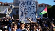 Pessoas ouvem discursos durante uma manifestação pró-palestiniana em solidariedade com a Flotilha Global Sumud, depois de os seus navios terem sido interceptados pela marinha 