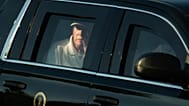 الرئيس الأميركي دونالد ترامب يلوّح بيده لدى مغادرته نادي ترامب الوطني للغولف في ستيرلنغ بولاية فيرجينيا، السبت 4 أكتوبر/تشرين الأول 2025. 