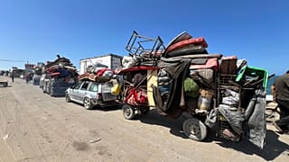 نازحون فلسطينيون يتوجهون عبر شارع الرشيد باتجاه جنوب قطاع غزة.