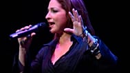 Gloria Estefan se presenta durante el Concierto del 60.º Aniversario de Berklee, el sábado 28 de enero de 2006 en el Wang Center de Boston.