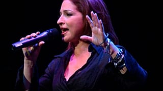 Gloria Estefan se presenta durante el Concierto del 60.º Aniversario de Berklee, el sábado 28 de enero de 2006 en el Wang Center de Boston.