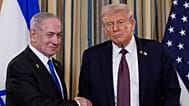 O primeiro-ministro de Israel, Benjamin Netanyahu, cumprimenta o presidente Donald Trump após uma conferência de imprensa na Sala de Jantar de Estado da Casa Branca, segunda-feira, 29 de setembro de 2025