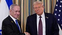 Israels Premierminister Benjamin Netanjahu schüttelt Präsident Donald Trump nach einer Pressekonferenz im State Dining Room des Weißen Hauses die Hand, Montag, 29. September 2025