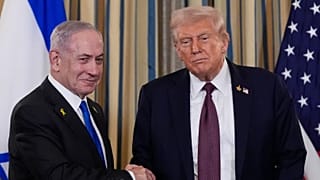 Israels Premierminister Benjamin Netanjahu schüttelt Präsident Donald Trump nach einer Pressekonferenz im State Dining Room des Weißen Hauses die Hand, Montag, 29. September 2025