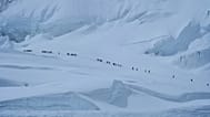 Everest'e tırmanan dağcılar, 1 Mayıs 2025