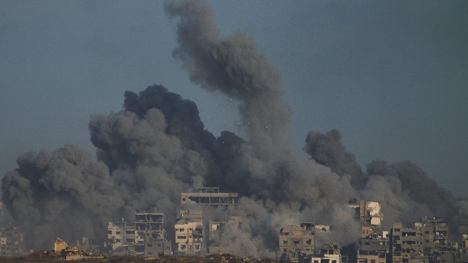 Füstfelhő a Gázai övezet felett az izraeli hadsereg bombázása után, 2025. október 5-én
