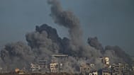 Füstfelhő a Gázai övezet felett az izraeli hadsereg bombázása után, 2025. október 5-én