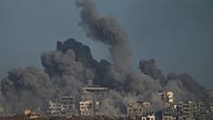 Füstfelhő a Gázai övezet felett az izraeli hadsereg bombázása után, 2025. október 5-én