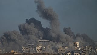 Füstfelhő a Gázai övezet felett az izraeli hadsereg bombázása után, 2025. október 5-én