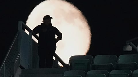 حارس أمن ملعب دودجر يقف أمام القمر خلال الجولة الثامنة من مباراة البيسبول بين فريق لوس أنجلوس دودجرز وفريق كولورادو روكيز في لوس أنجلوس، الثلاثاء 9 سبتمبر/ أيلول 2025.