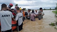 أفراد من الجيش النيبالي ينقلون الناجين بعد الفيضانات في منطقة جابا شرق نيبال، الأحد 5 أكتوبر/ تشرين الأول 2025.