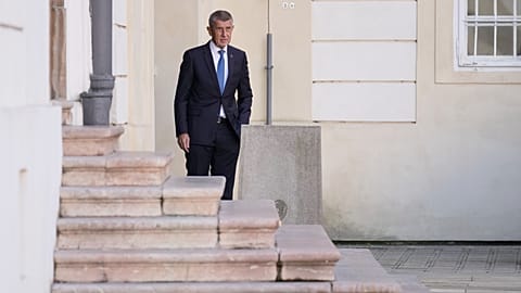 Az ANO elnöke a prágai államfői palotához érkezik 2025. október 5-én, a választási győzelem másnapján