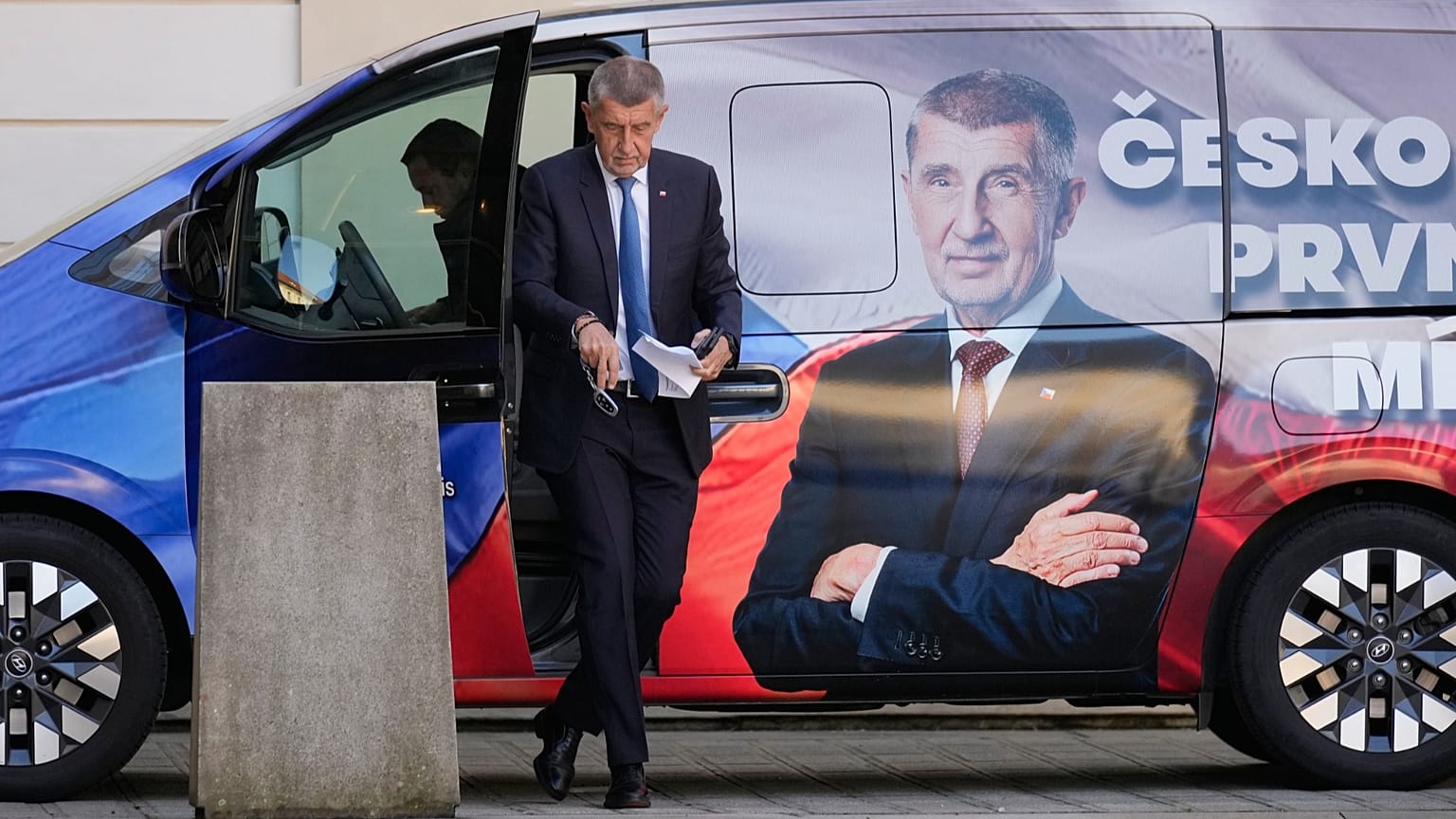 Andrej Babis, az ANO vezetője megérkezik az elnöki palotához október 5-én