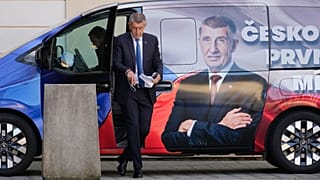 Andrej Babis, az ANO vezetője megérkezik az elnöki palotához október 5-én