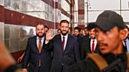 رئيس المرحلة الإنتقالية في سوريا أحمد الشرع يلوح بيده أثناء دخوله مركز اقتراع في الانتخابات البرلمانية في دمشق، سوريا، الأحد 5 أكتوبر/ تشرين الأول 2025.