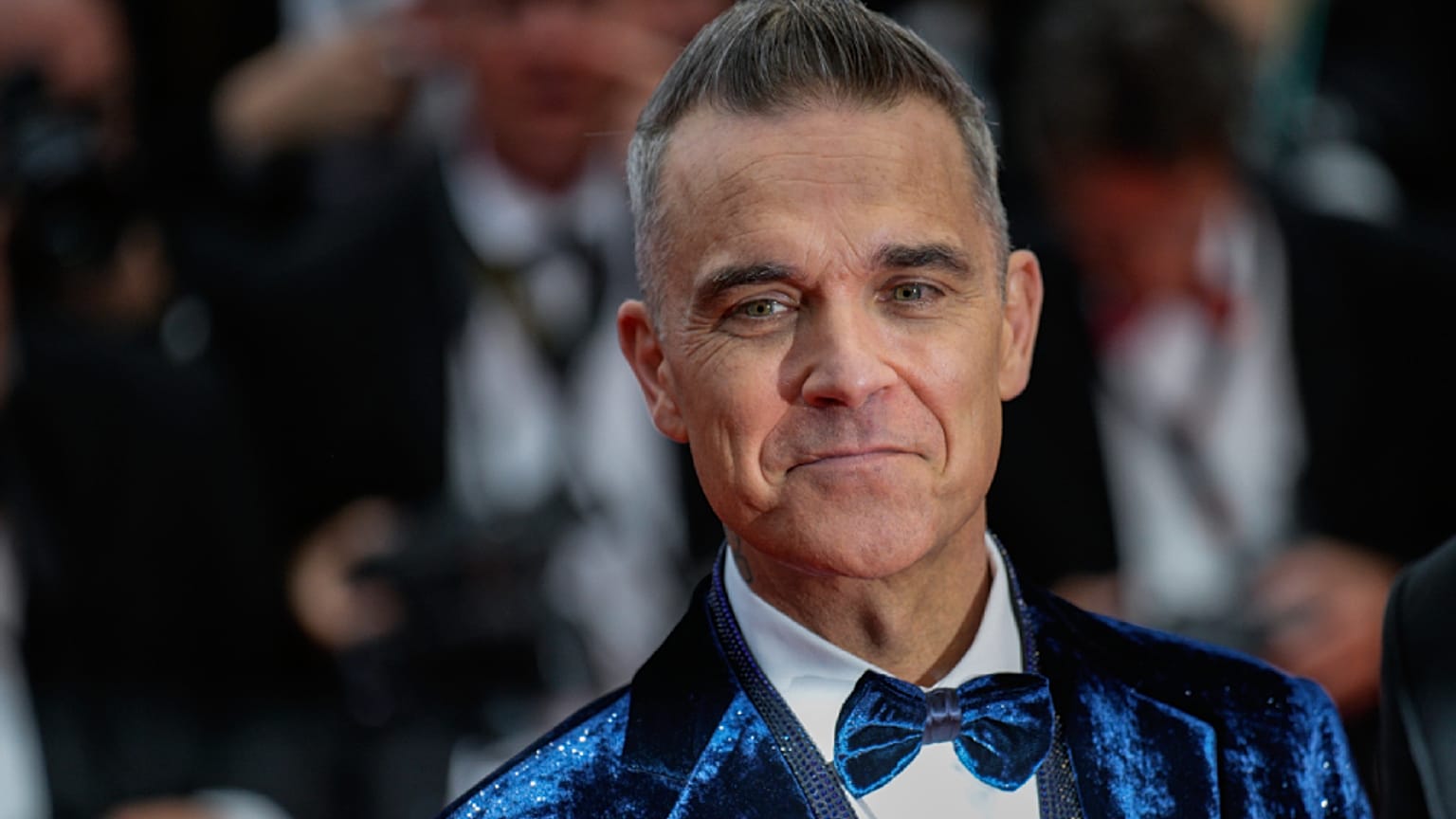 روبي ويليامز يقف لالتقاط الصور عند وصوله إلى العرض الأول لفيلم "قتلة زهرة القمر" في مهرجان كان السينمائي الدولي السادس والسبعين، جنوب فرنسا، السبت 20 مايو/ أيار 2023.