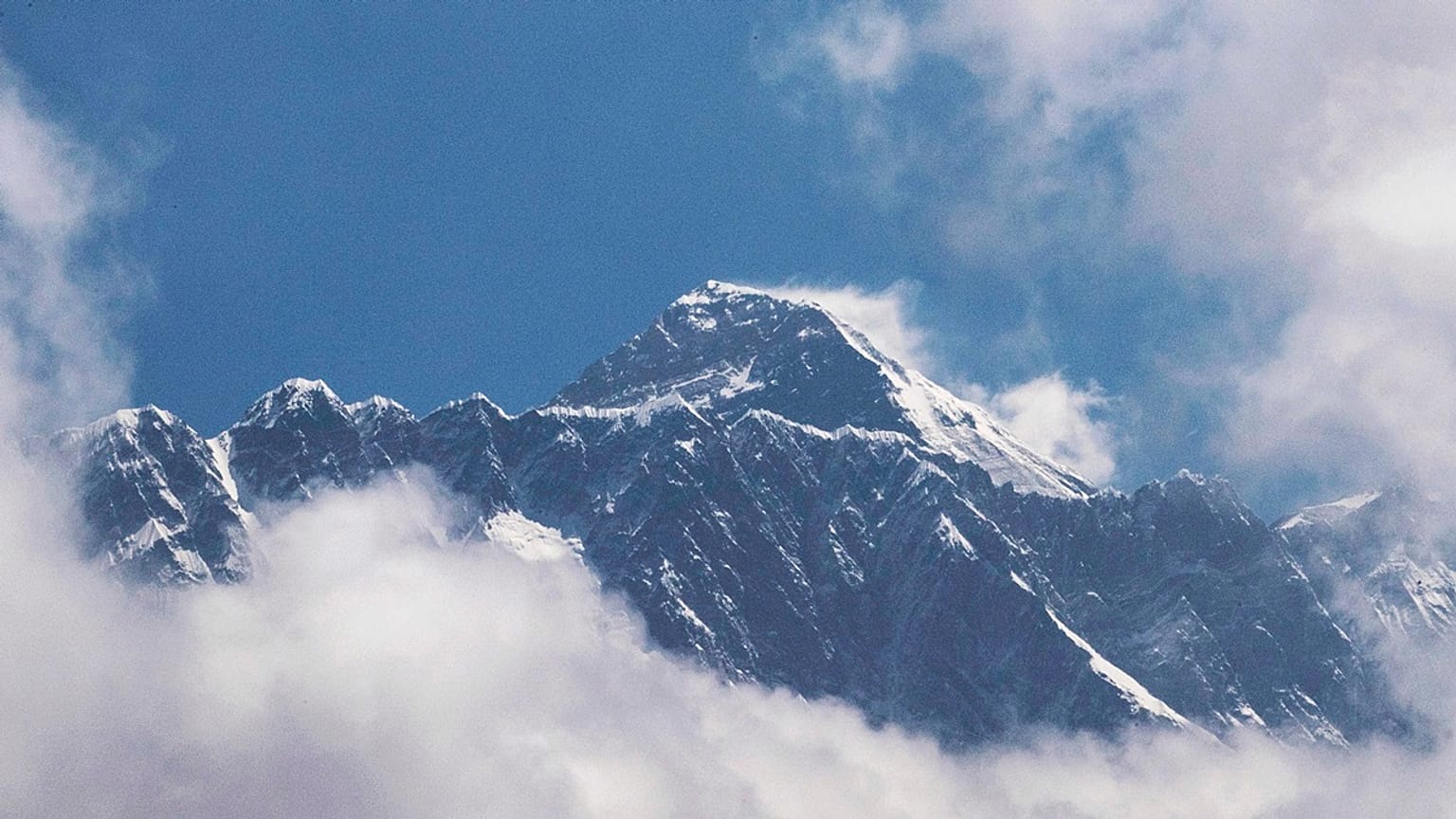 A nepáli Namche Bazarban készített kép a világ legmagasabb hegyéről, a Csomolungmáról, európai nevén Mount Everestről 2019. május 27-én