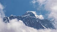 A nepáli Namche Bazarban készített kép a világ legmagasabb hegyéről, a Csomolungmáról, európai nevén Mount Everestről 2019. május 27-én